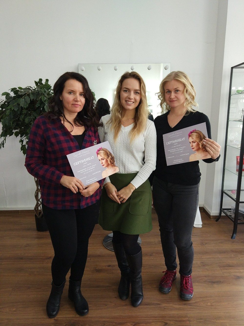Ученицы с сертификатами после занятия